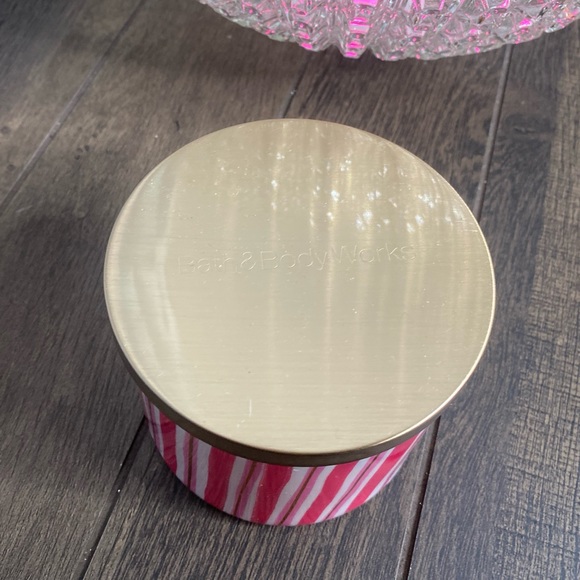 Snowy Peach Berry 3 Wick Candle Bath and Body Works - Picture 4 of 7